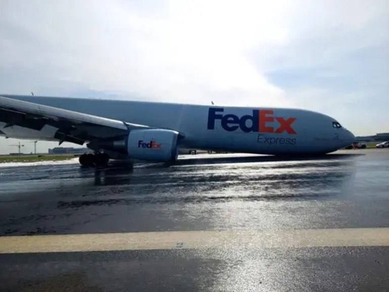VIDEO Un nou accident, mai violent, cu Boeing. Un avion și-a pierdut trenul de aterizare