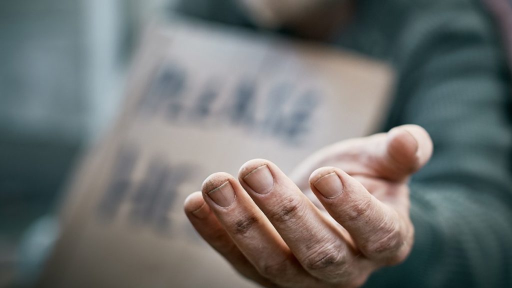  Un cerșetor a vrut să mituiască un polițist cu 100 de euro pentru a nu fi amendat