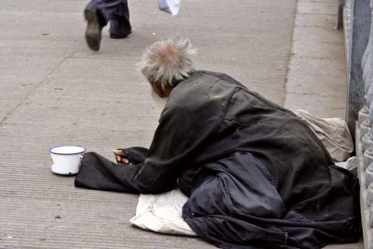 Un cerșetor din Sibiu a dat mită unui polițist 100 de euro ca să scape de amendă