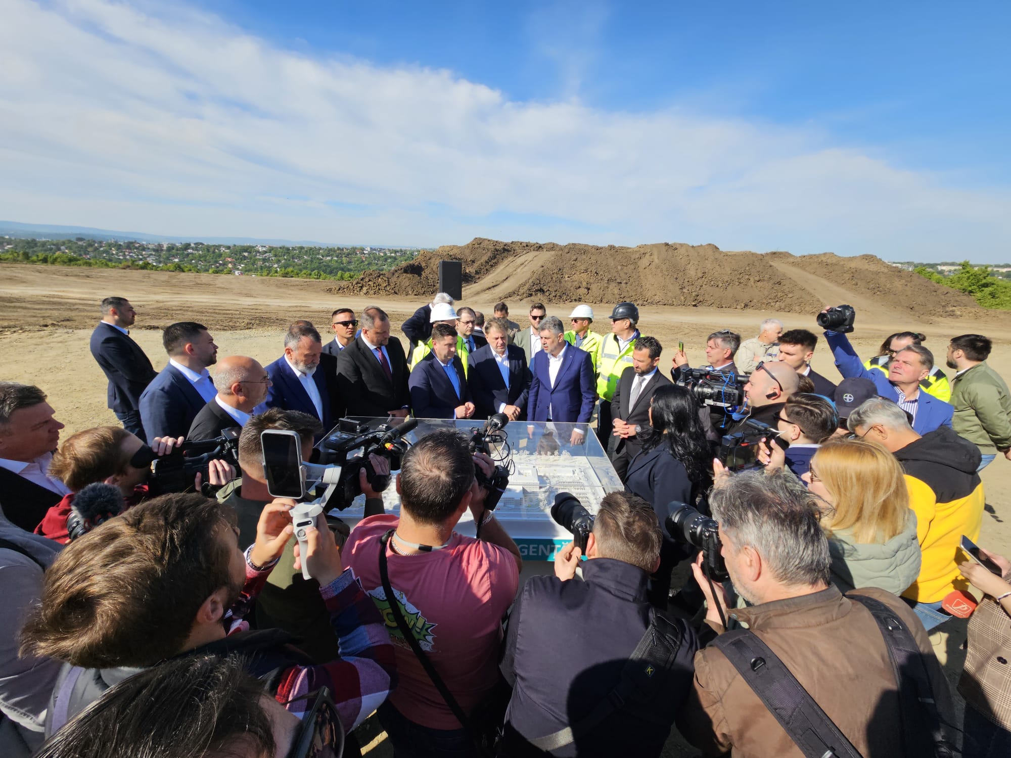  VIDEO Premierul Marcel Ciolacu a ajuns pe șantierul SRU. ”Principalele întrebări vor fi legate de neinspirata mea glumă…”