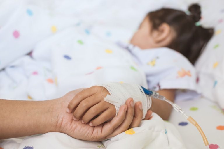 Fetiță în comă după ce mama ei a stropit casa cu soluție pentru purici