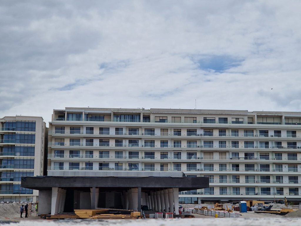  Complex de lux ridicat la Mamaia pe malul mării, „demolat parțial”