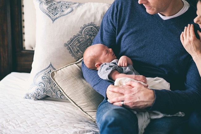 Concediul paternal va fi extins. Câte zile libere primesc taţii, la naşterea fiecărui copil