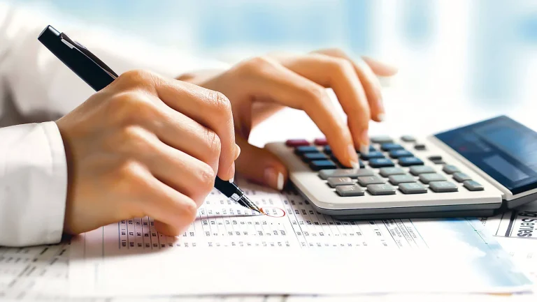 Un angajat al unei bănci este suspectat că a creditat două firme ale rudelor sale cu bani din conturile clienţilor băncii