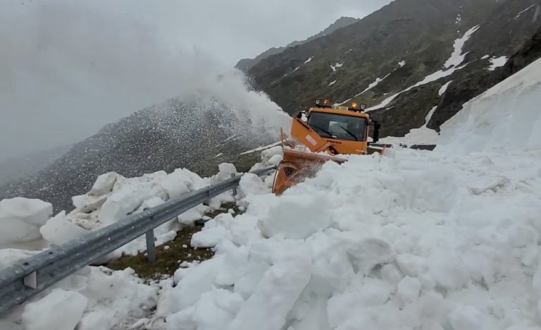 VIDEO A început în forță deszăpezirea pe Transfăgărăşan. Se vrea deschiderea circulației înainte de 1 iulie
