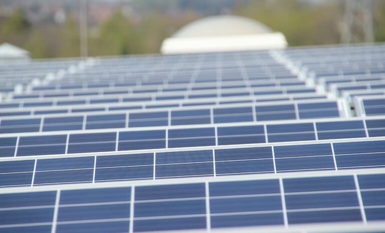 Panourile fotovoltaice, „vinovate” de pana de curent uriașă din Spania? E scandal la Madrid