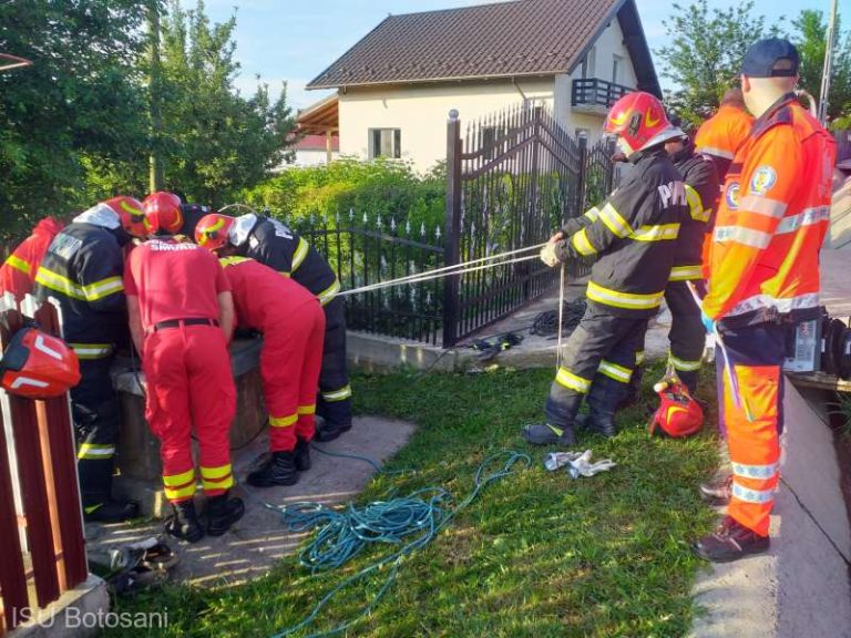 Botoşani: Bărbat scos de pompieri dintr-o fântână adâncă de şapte metri