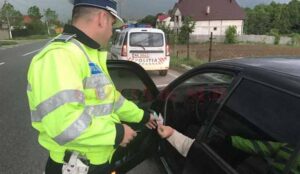 Un tânăr din Valea Lupului a fost încătușat după ce a condus un BMW fără permis
