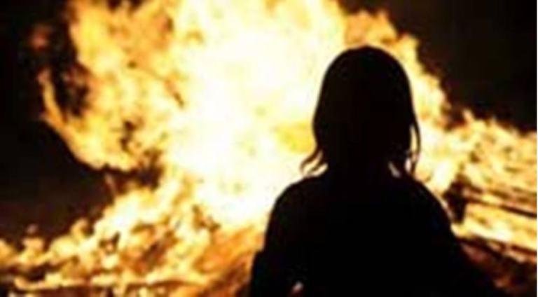 Femeie arestată după ce ar fi incendiat locuinţa unui vecin în noaptea de Paşte