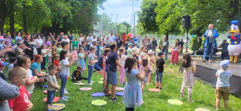 Peste 200 de copii au sărbătorit Ziua Copilului la Antibiotice în Parcul Prieteniei a+