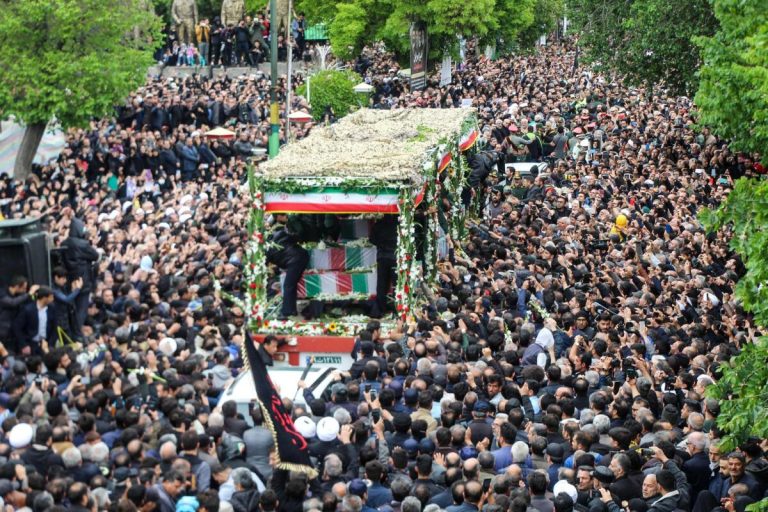 O mulţime uriaşă îi aduce un ultim omagiu lui Raisi la funeraliile de la Teheran