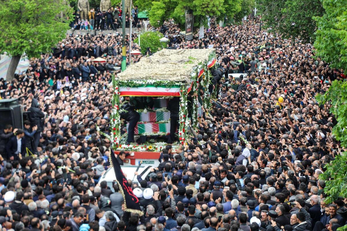 O mulţime uriaşă îi aduce un ultim omagiu lui Raisi la funeraliile de la Teheran