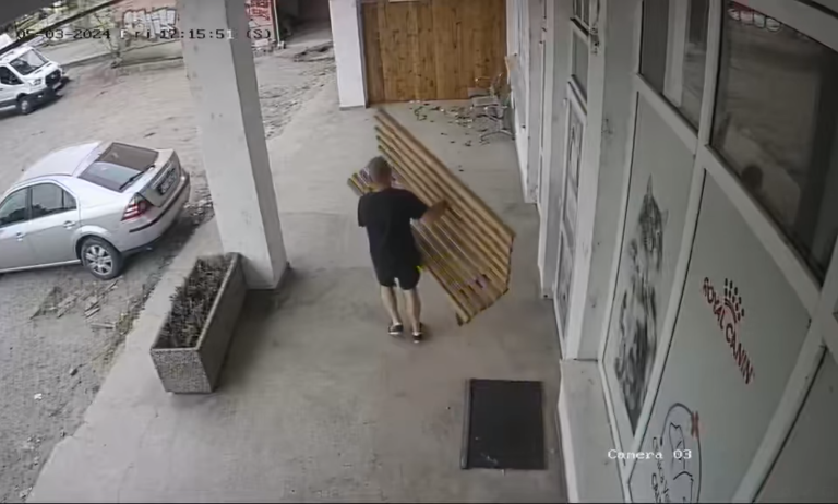 VIDEO Hoț filmat cum fură o bancă din fața unei clinici veterinare din Cluj. Reacția clinicii
