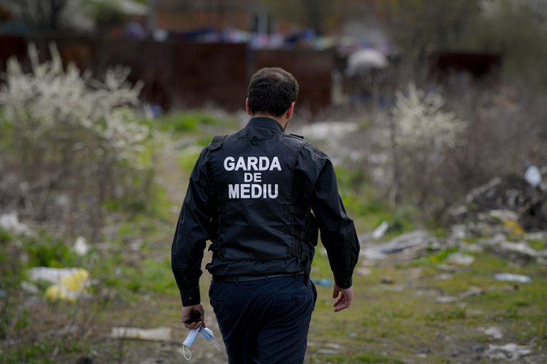 Ca să scape de amenda Gărzii de Mediu Iași, un primar a spus judecătorilor că nu are bani nici de curent electric