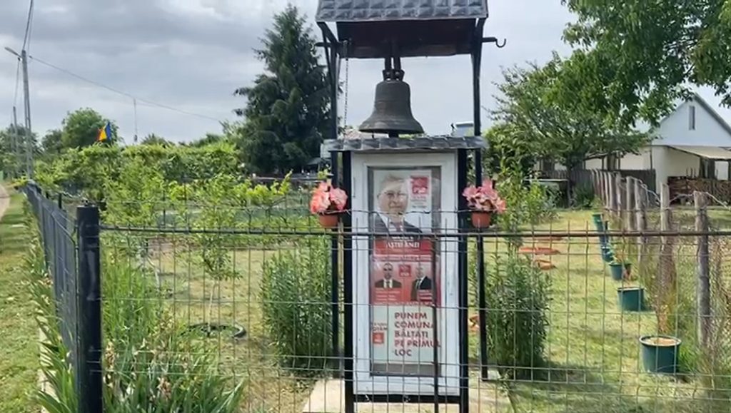 UPDATE: Icoana de la o troiță din comuna Bălțați a fost înlocuită cu un poster electoral al PSD. Reacția partidului VIDEO