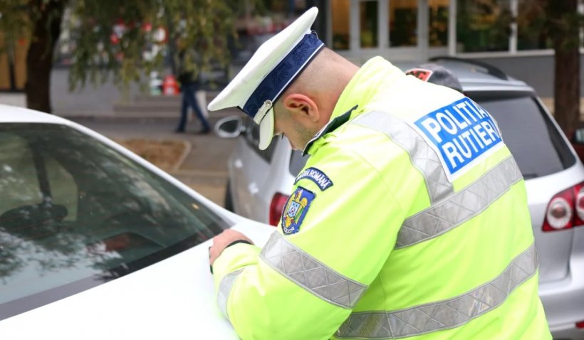 Fost polițist rutier prins beat pulbere la volan: mergea sinuos. A fost nevoie de imobilizare: făcea urât