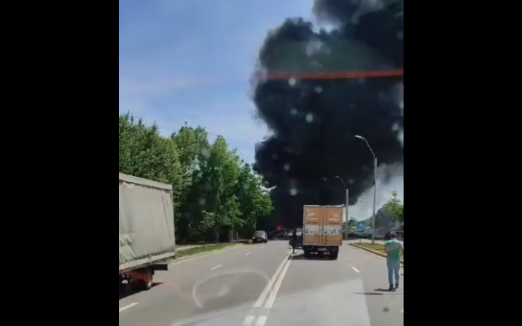  VIDEO Incendiu uriaș la un service auto din Brăila. 7 mașini au ars în totalitate