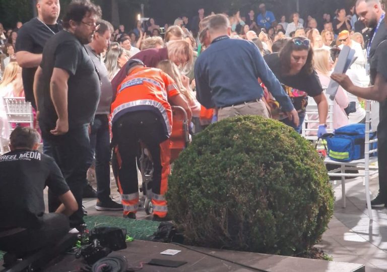 Incident cu o cameră de filmat în timpul show-ului de fashion de duminică seara. Spectatoare dusă la spital