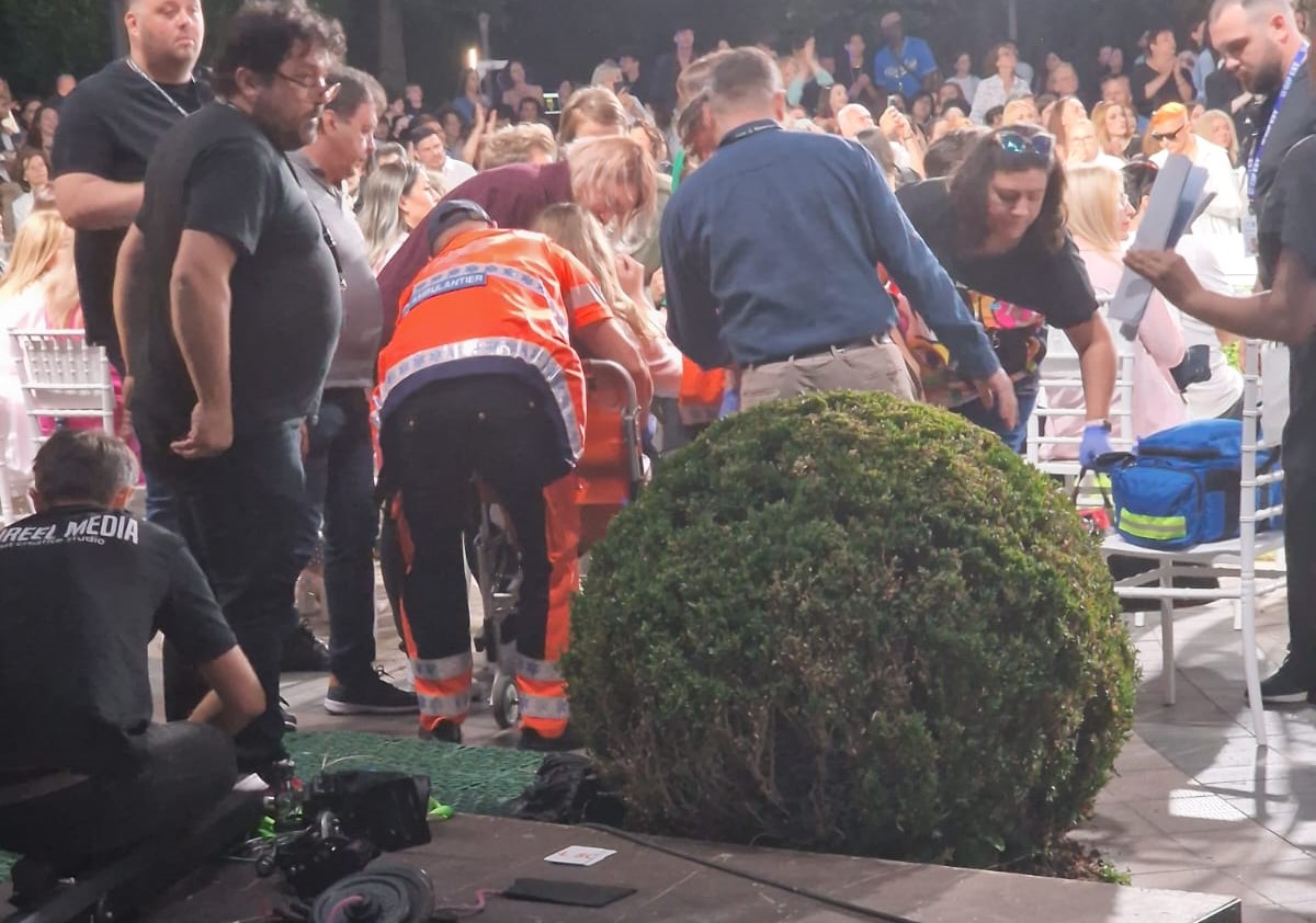 Incident cu o cameră de filmat în timpul show-ului de fashion de duminică seara. Spectatoare dusă la spital