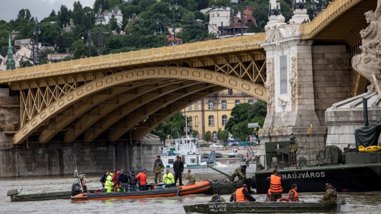 Doi morţi şi cinci persoane dispărute, în urma coliziunii unor ambarcaţiuni pe Dunăre
