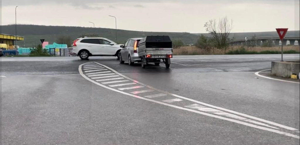 FOTO Ieșirea de la Dedeman/Valea Lupului, plină de pericole. Apelul unor șoferi ieșeni către autorități
