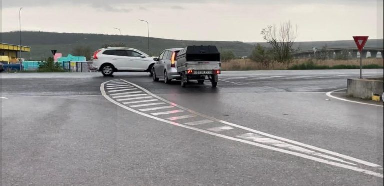 FOTO Ieșirea de la Dedeman/Valea Lupului, plină de pericole. Apelul unor șoferi ieșeni către autorități