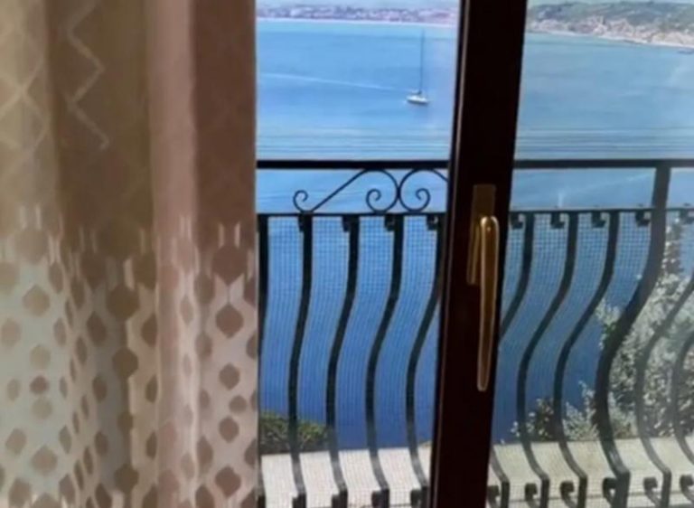 FOTO Cum a fost înșelată o turistă care și-a luat „cameră cu vedere la mare”. Ce a descoperit?