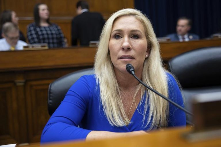 O apropiată a lui Trump va încerca să-l demită pe colegul de partid care a permis aprobarea ajutorului pentru Ucraina