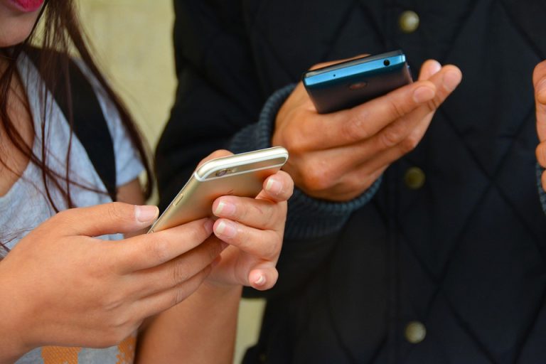 Metoda „Accidentul” face ravagii în Spania. Peste 100 de persoane au fost arestate pentru înşelăciune pe WhatsApp