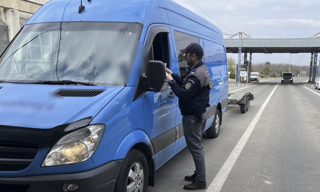Abuz sau aplicarea legii? Microbuz de curse regulate confiscat la vamă pentru că unii pasageri aveai țigări fără timbru
