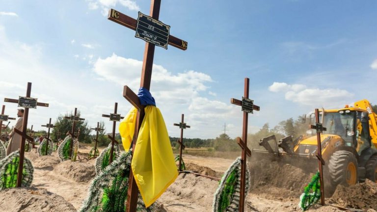 Pentru prima dată de la începutul războiului din Ucraina, 16 soldaţi vor fi înmormântaţi într-o groapă comună la Cernăuţi