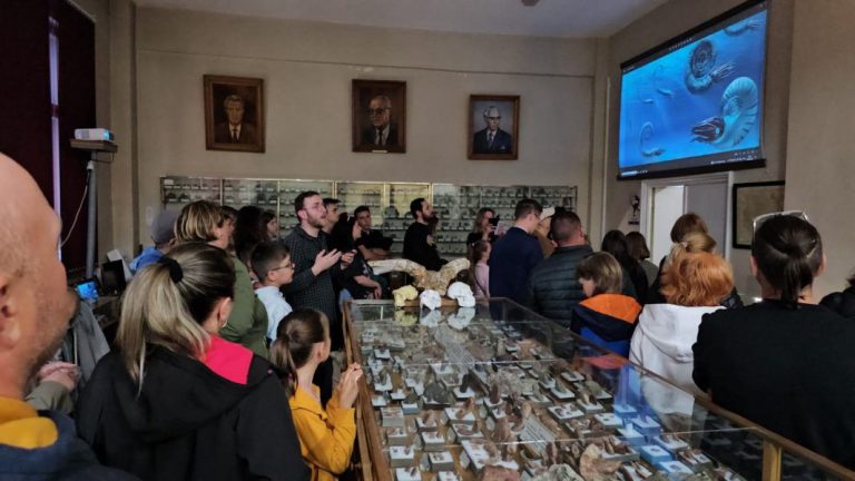 Peste 1.000 de vizitatori la “Noaptea muzeelor la GEOștiințe”, pentru colecțiile de mineralogie și paleontologie