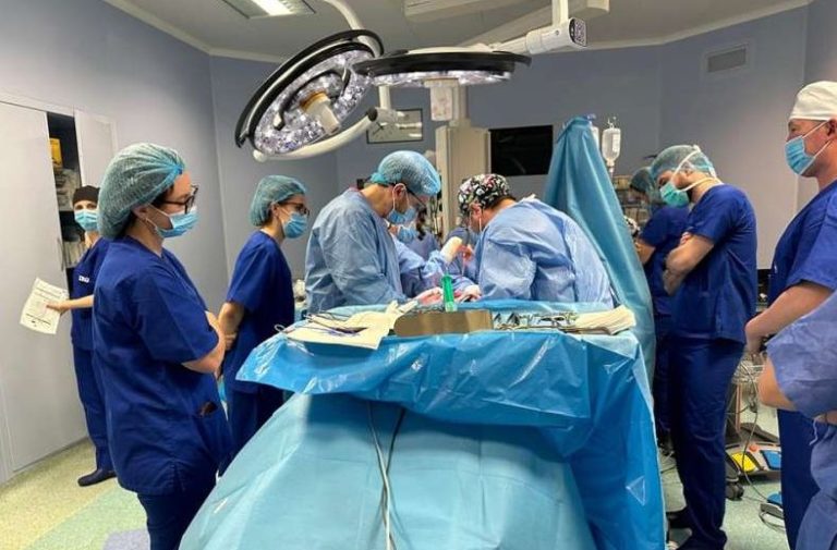 Iaşi: Operaţie inedită de reconstrucţie mamară realizată la IRO de medici români şi americani