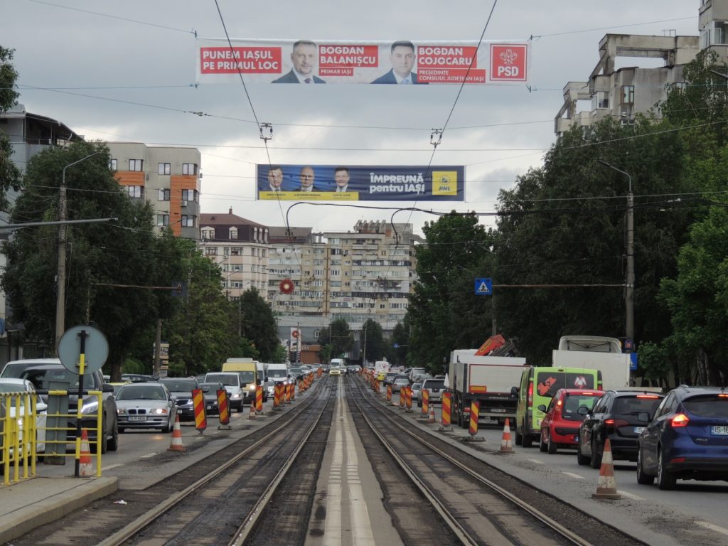 Poză de moment, cu banii electorali pe masă. Ce sume „învârt” în campanie candidații de la Iași