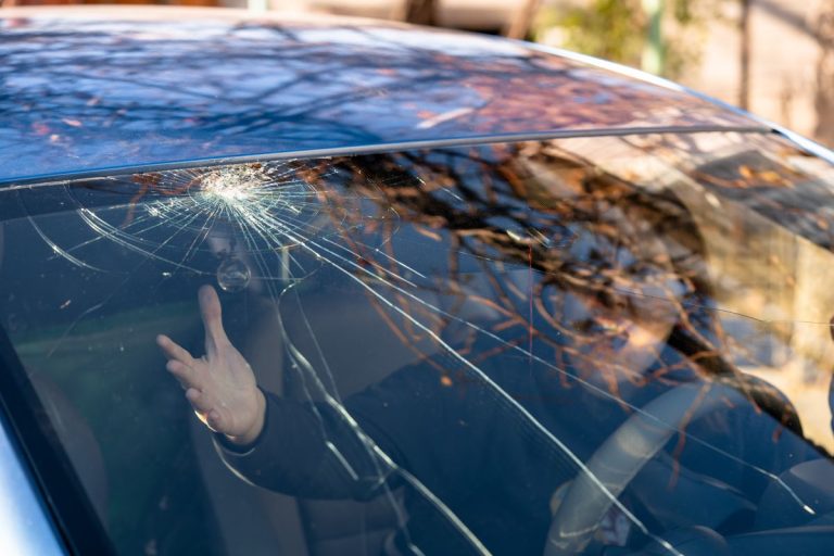 Popricani: A spart parbrizul mașinii unui vecin, apoi l-a luat la bătaie