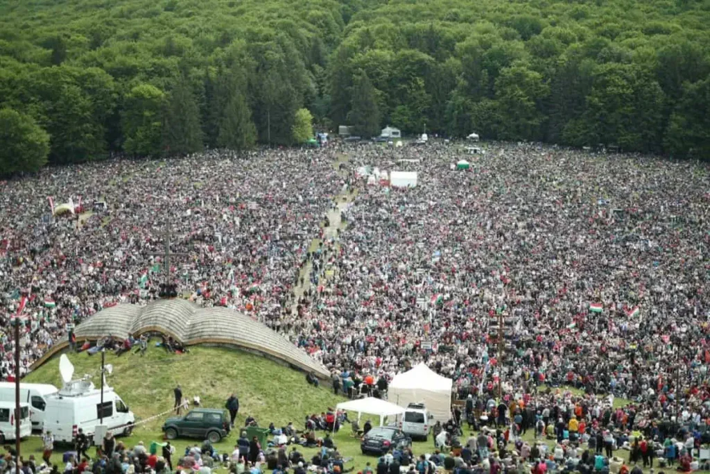  Pelerinaj impresionant la Şumuleu Ciuc de Rusaliile Catolice dedicate Fecioarei Maria