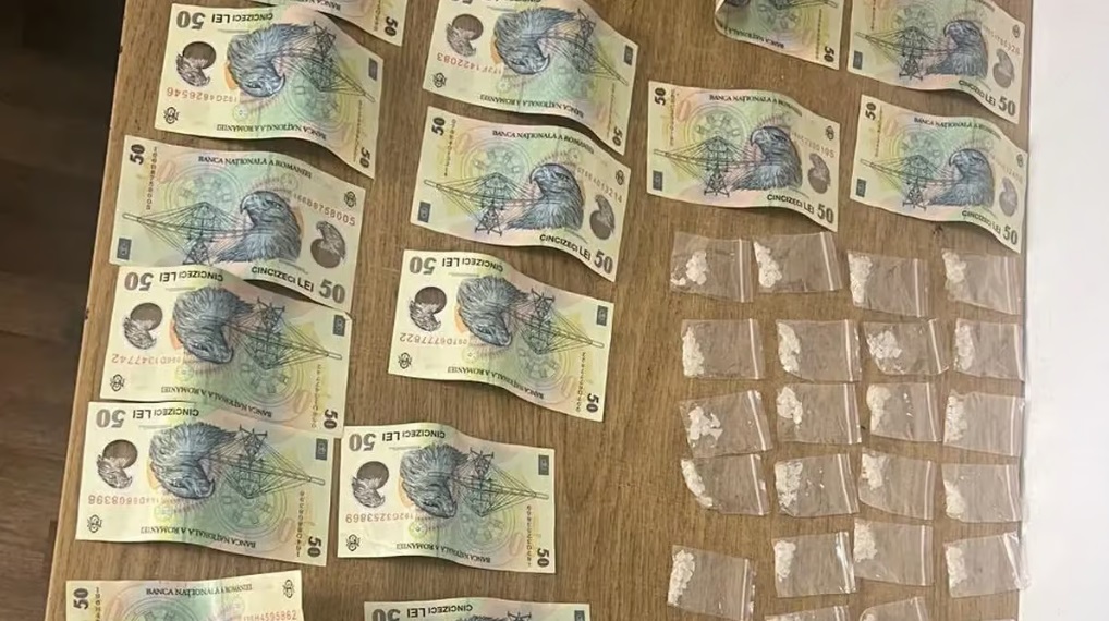 Jandarmii au găsit 27 de plicuri cu droguri, ascunse în pachete de ţigări, în maşina unui şofer al al unei companii de ridesharing