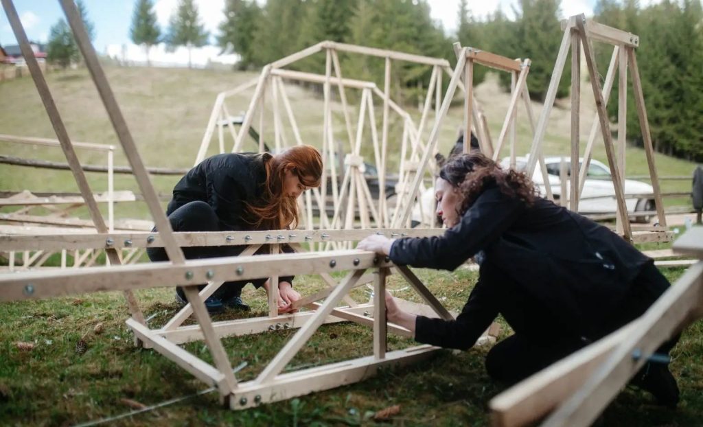 Câțiva studenți de la Arhitectură au proiectat poduri de lemn și le-au construit în dimensiuni reale, peste un râu din Suceava