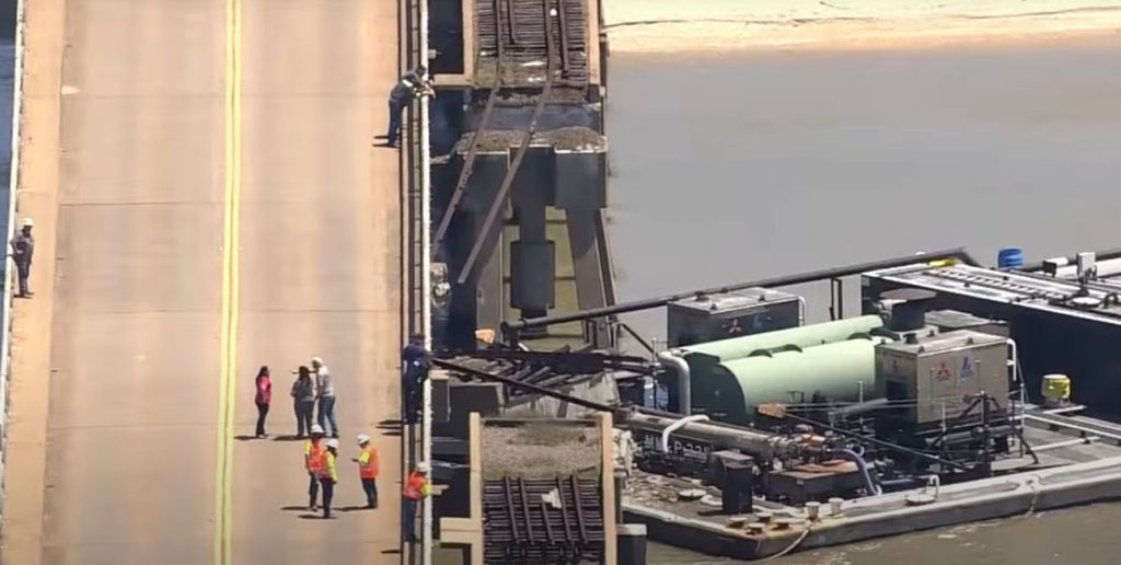  Pod din Texas lovit de o barjă care trece pe sub construcție. Al doilea incident în șase săptâmâni VIDEO