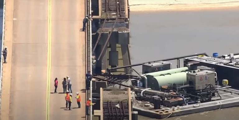 Pod din Texas lovit de o barjă care trece pe sub construcție. Al doilea incident în șase săptâmâni VIDEO
