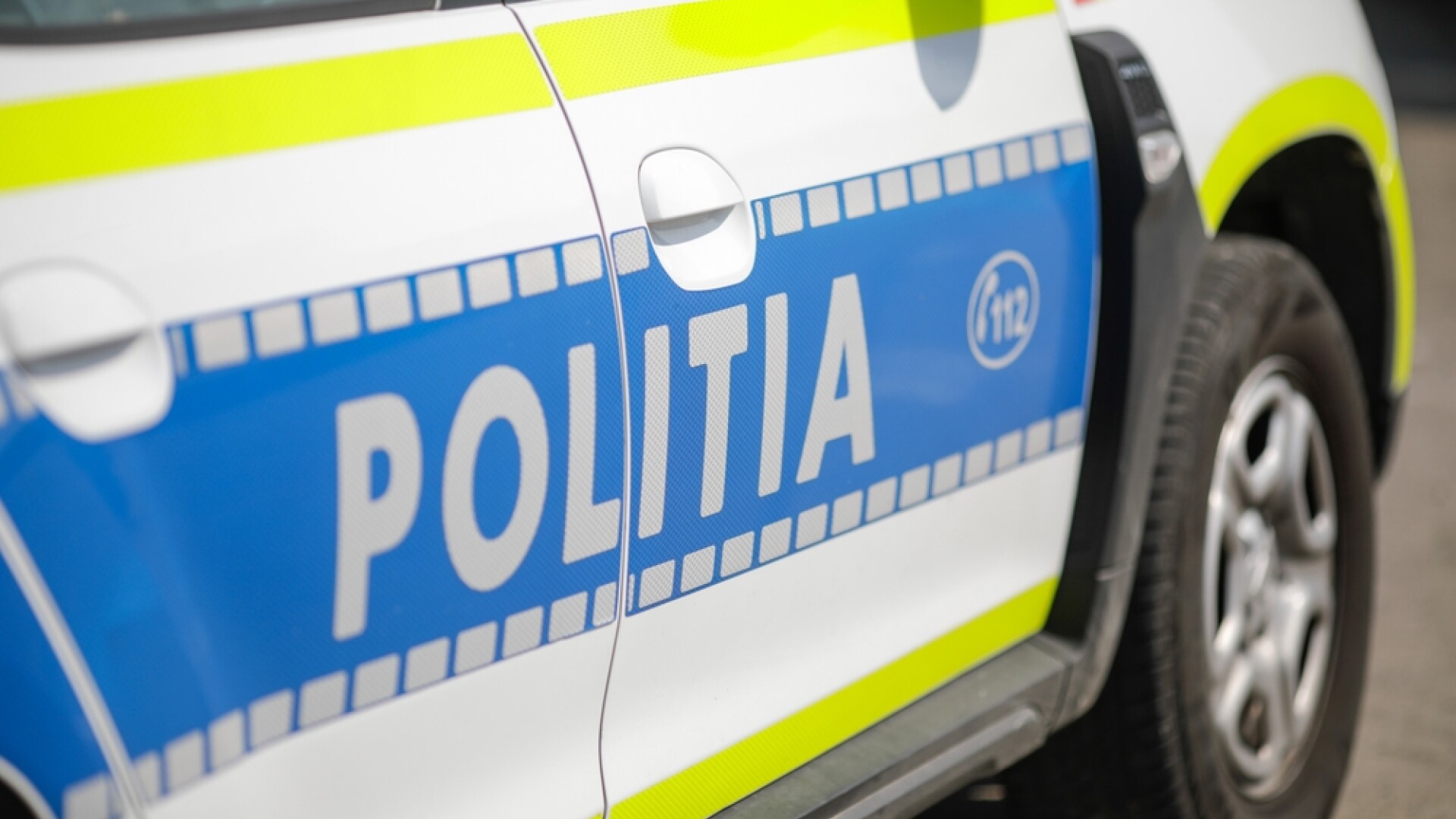 VIDEO| O femeie din Sibiu a furat cutia de donaţii aflată în recepţia unei clinici veterinare