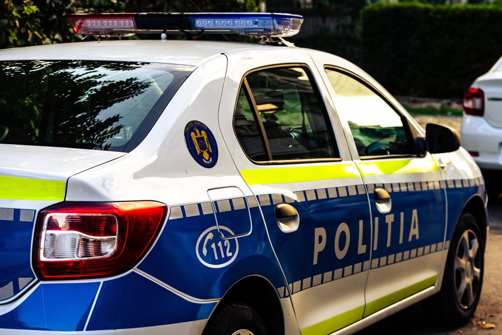 Panicat, un tânăr dat în urmărire națională s-a aruncat de la etajul doi al unui hotel când polițiștii i-au bătut la ușă