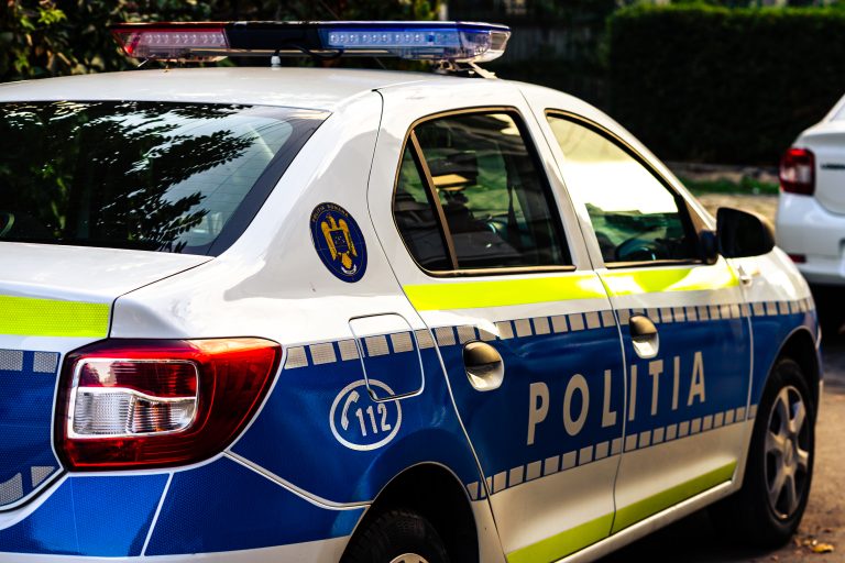 Panicat, un tânăr dat în urmărire națională s-a aruncat de la etajul doi al unui hotel când polițiștii i-au bătut la ușă