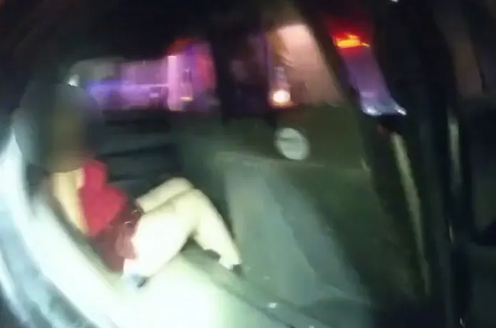 VIDEO Un polițist s-a blocat în mașină cu o femeie pe care a arestat-o. Au intervenit colegii pentru a-i ”elibera”
