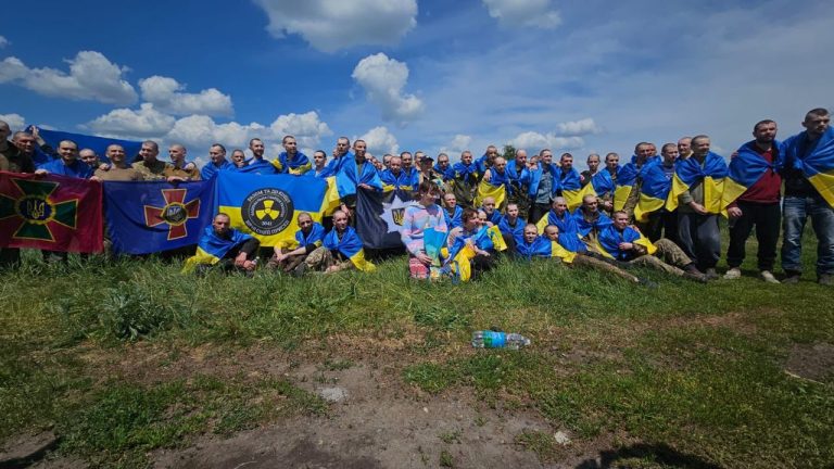 Ucraina şi Rusia anunţă un important schimb de prizonieri. Printre ei sunt şi foşti apărători ai Insulei Şerpilor