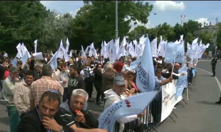 După funcționarii de la Guvern, și angajații de la Parlament cer lefuri mai mari. Invocă „respectul și loialitatea” arătate față de instituție