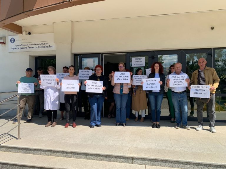 Protest al angajaților de la Protecția Mediului Iași împotriva discriminării salariale