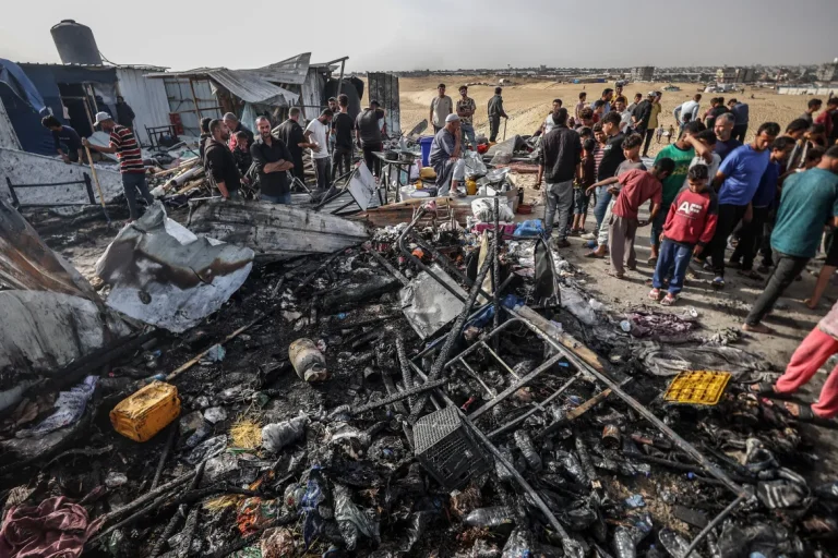 Incendiul uriaş din tabăra de la Rafah este posibil să se fi declanşat din cauza unui depozit de muniţii din apropiere, spune Israelul