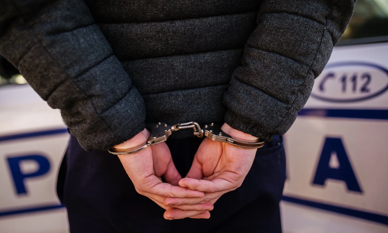 Tânăr reţinut de poliţiştii din Huedin după ce ar fi bătut cu o bâtă un bărbat de 44 de ani şi l-ar fi lăsat inconştient în stradă