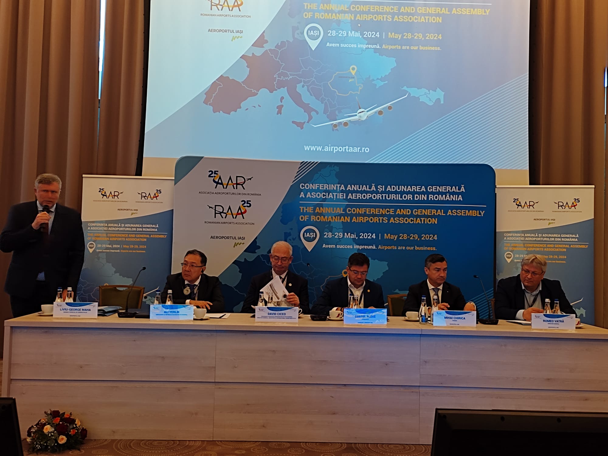 Centrul aviației s-a mutat la Iași: reuniune a mai multor directori de aeroporturi. Vom avea cursă spre Cluj?